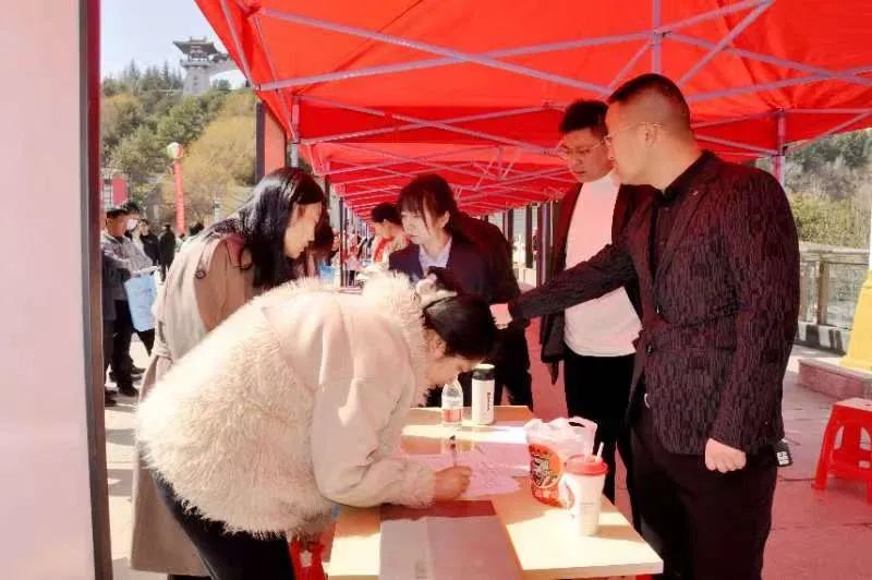 春風(fēng)送崗入濩澤，就業(yè)服務(wù)暖人心